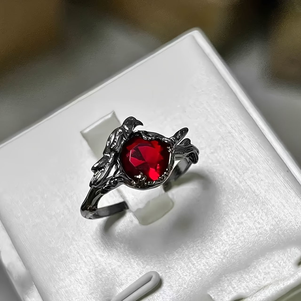 Bague avec gemme rouge
