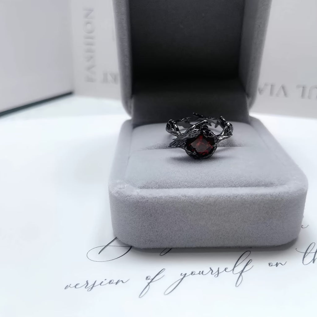 Bague avec gemme rouge