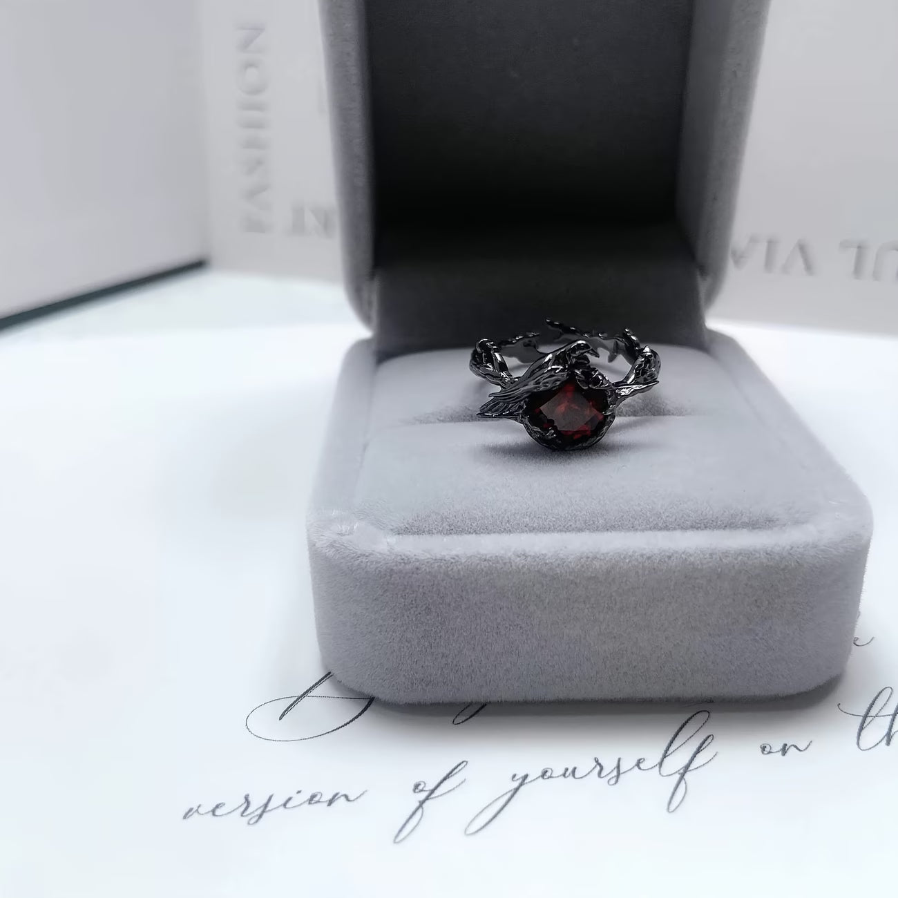 Bague avec gemme rouge