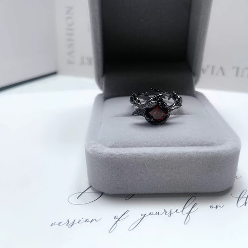 Bague avec gemme rouge