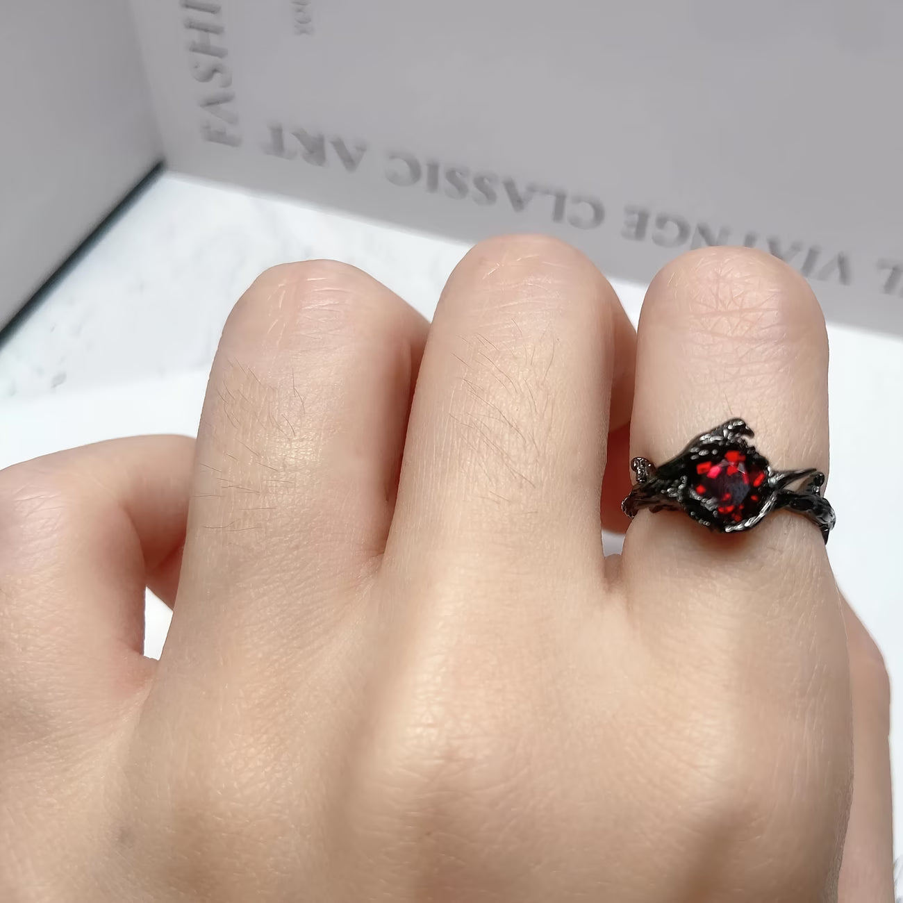 Bague avec gemme rouge